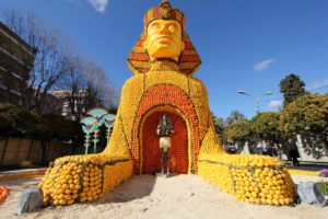 Sculpture de fruits monumentales de la Fête du Citron