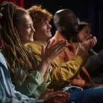 Spectateurs applaudissant au Mondial du Théâtre de Monaco