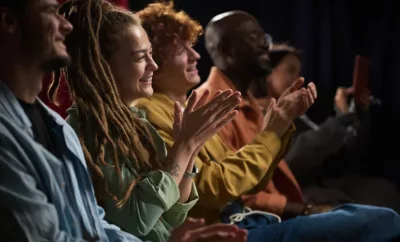 Spectateurs applaudissant au Mondial du Théâtre de Monaco