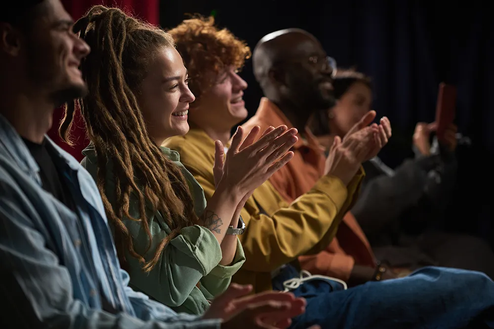 Spectateurs applaudissant au Mondial du Théâtre de Monaco