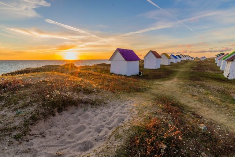 Les cabines de plage de Gouville sur Mer – Patrimoine balneaire normand 768x513