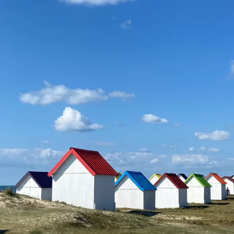 Les cabines de plage de Gouville sur Mer – Patrimoine balneaire normand 768x768