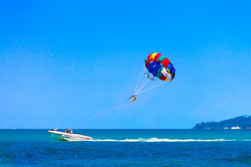 activites-aquatiques-idees-de-sorties-Var-et-Alpes-Maritimes-parachute ascensionnel