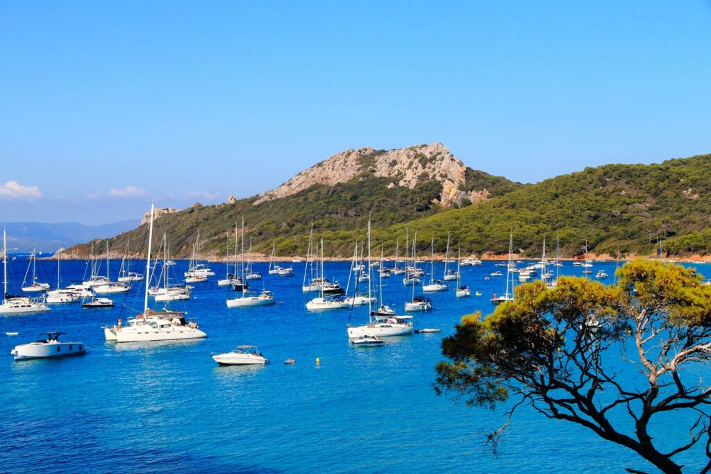 activites-aquatiques-idees-de-sorties-Var-et-Alpes-Maritimes-crique-voiliers