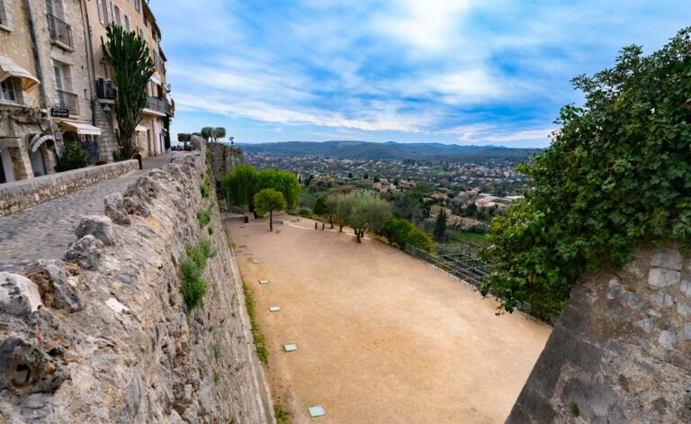 place de la courtine saint paul de vence 768x471