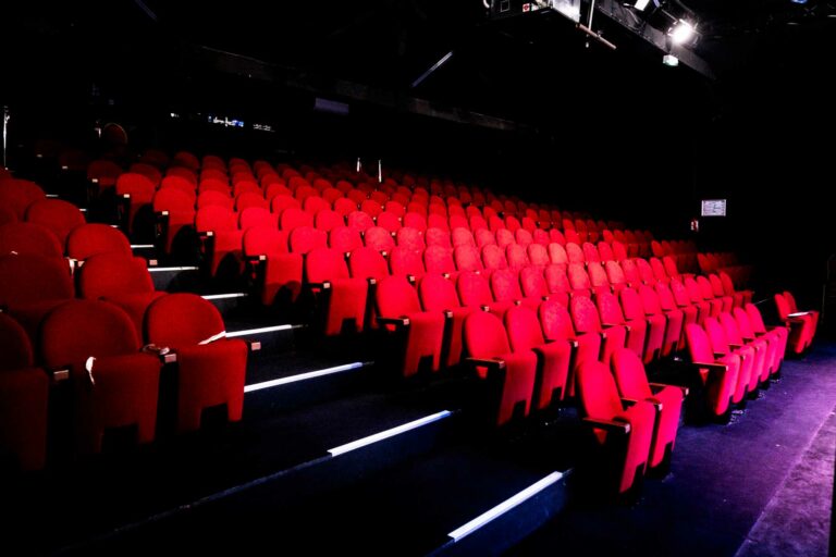 a aix en provence la comedie daix fait vivre le theatre et lhumour 768x512