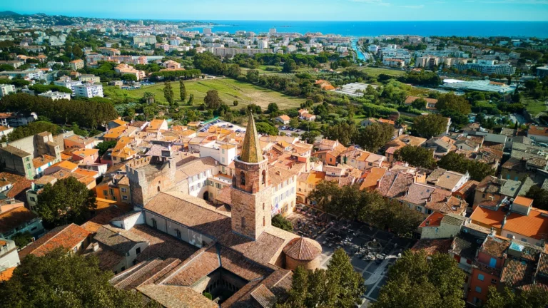frejus le coeur historique entre patrimoine et art de vivre 768x432