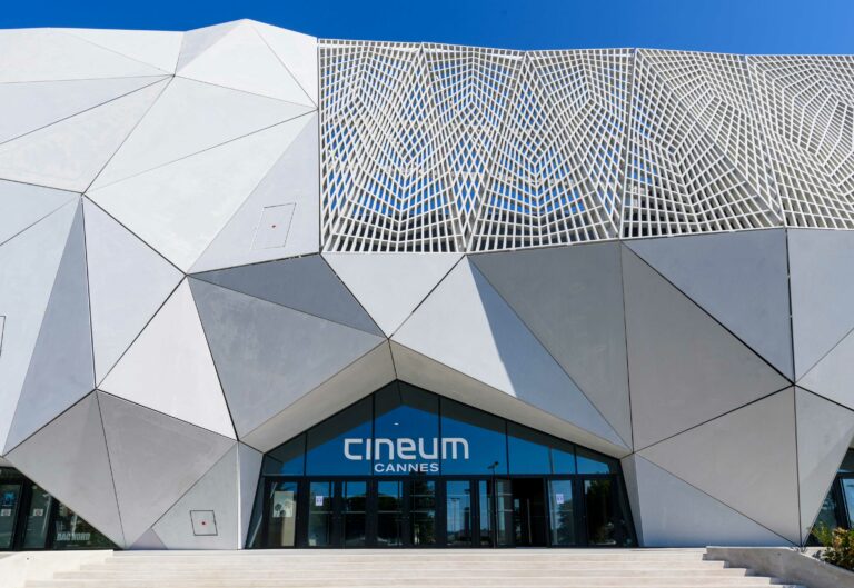le cineum de cannes fait entrer le cinema dans une nouvelle dimension 768x529
