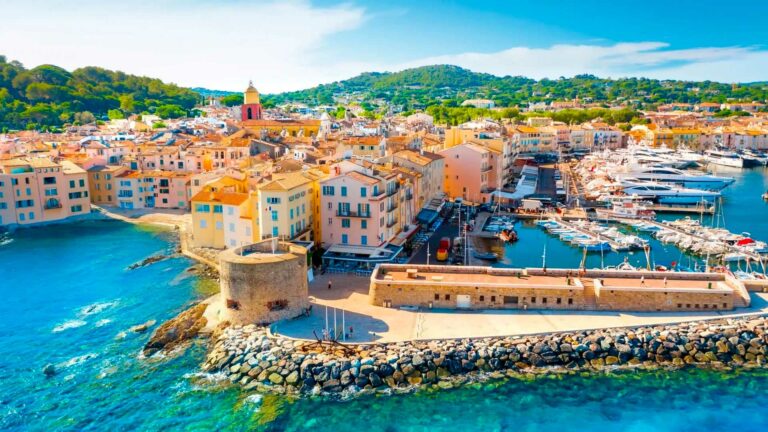 saint tropez un centre ville vivant toute lannee 768x432