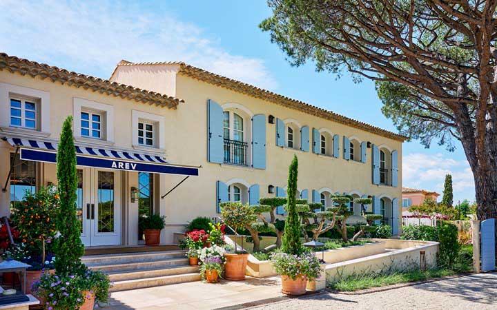 a saint tropez lhotel arev et le strand cultivent lart de vivre tropezien